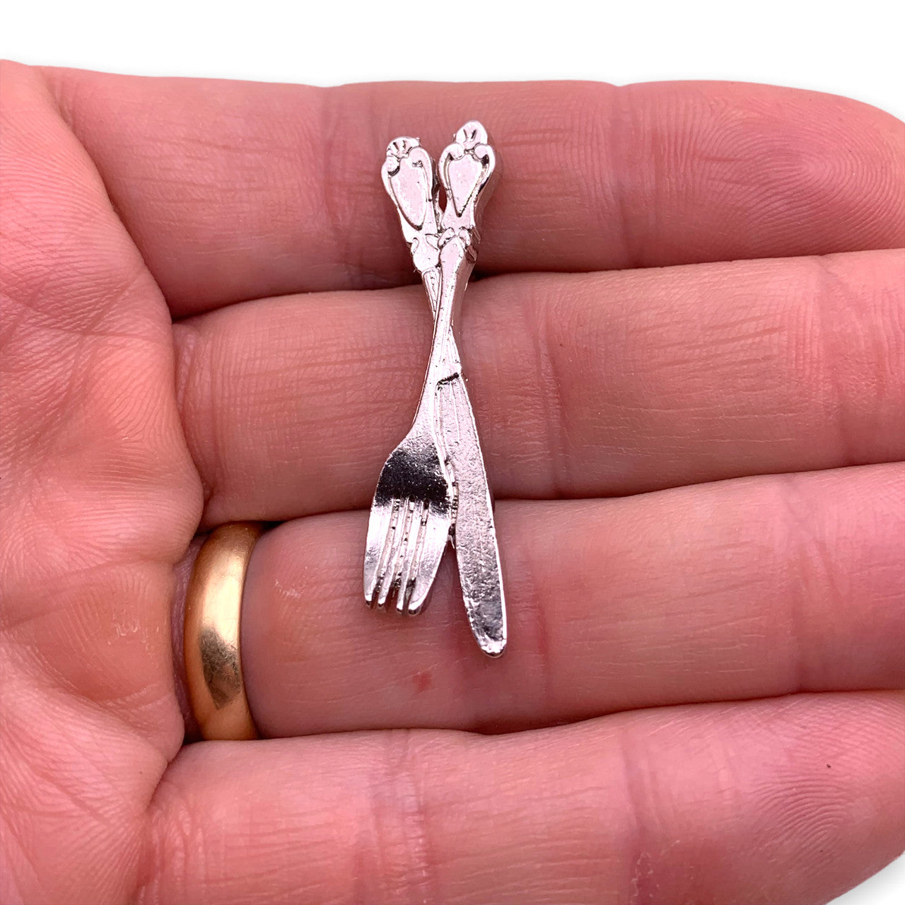 E18 - Fork & Knife Lapel Pin